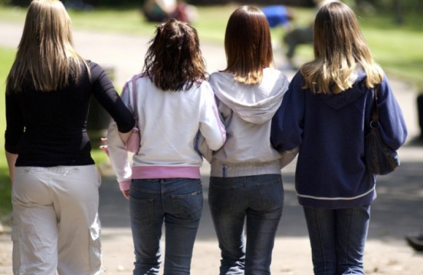 4 teenagers walking