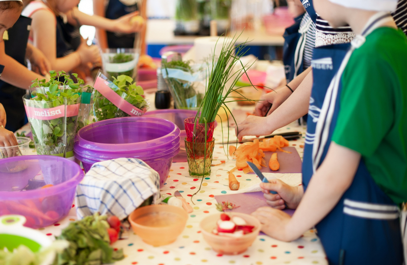 children in cooking lesson 