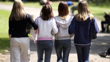 4 teenagers walking