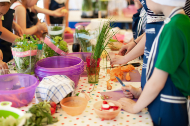 children in cooking lesson 